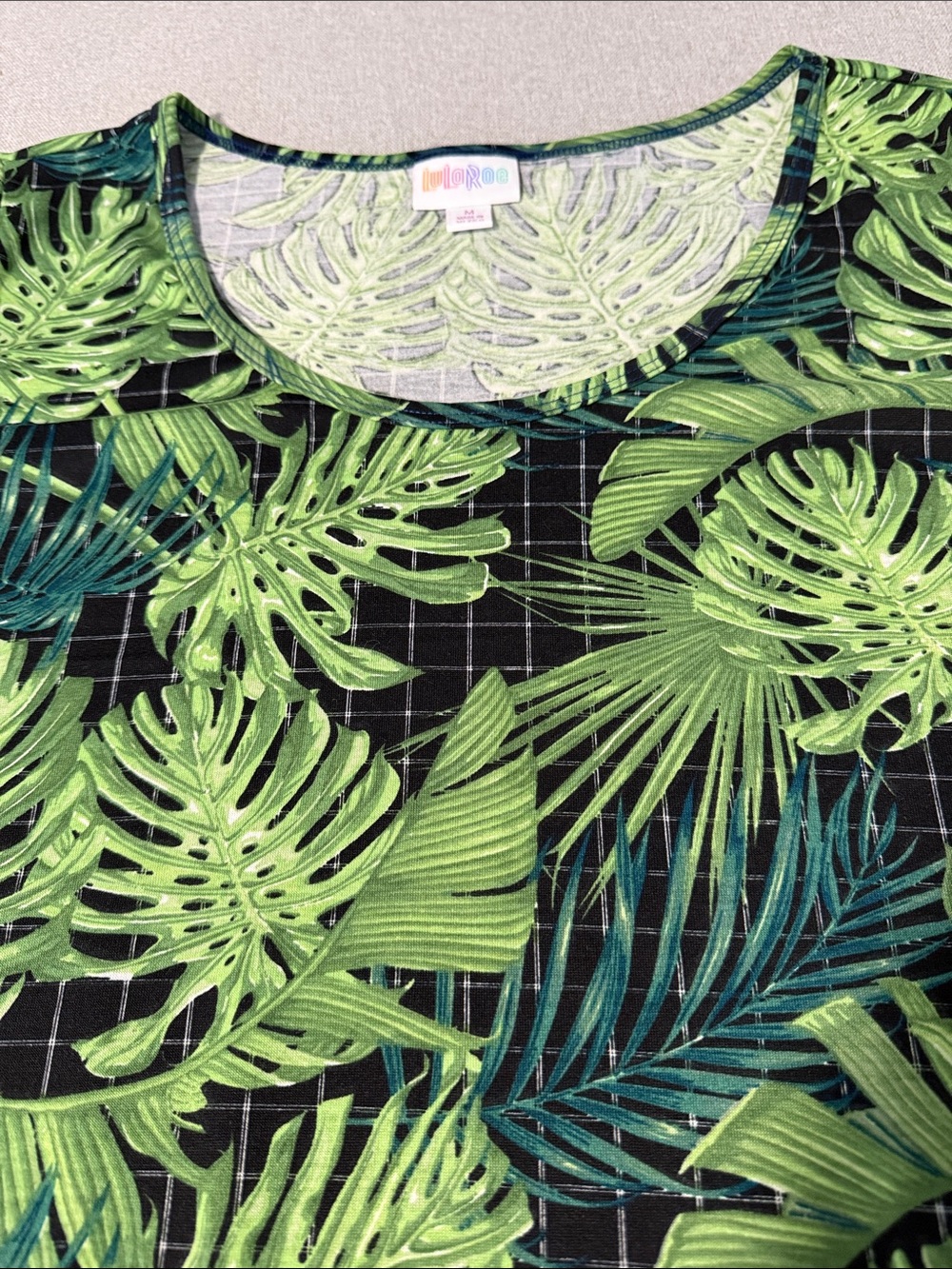 LuLaRoe Black Short Sleeve Top with Green Tropical Leaf Print Tunic Top SZM - Picture 12 of 14